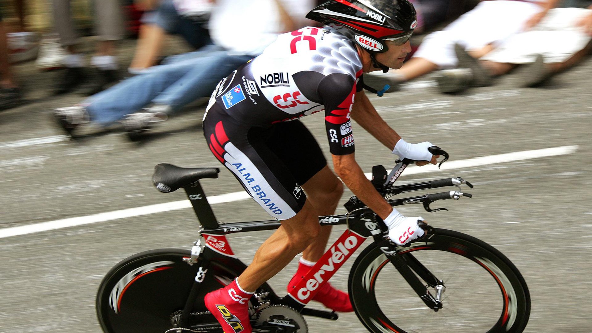 湖人前锋参与综艺节目展现幽默一面，湖人现役大前锋